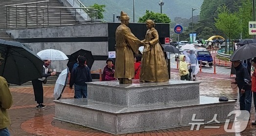 (영월=뉴스1) 신관호 기자 = 조선 6대 임금 단종을 다룬 영화 \'왕과 사는 남자\'(왕사남)가 1670만여 누적 관객을 동원하면서 흥행한 가운데, 5월 첫 일요일인 3일 단종 …