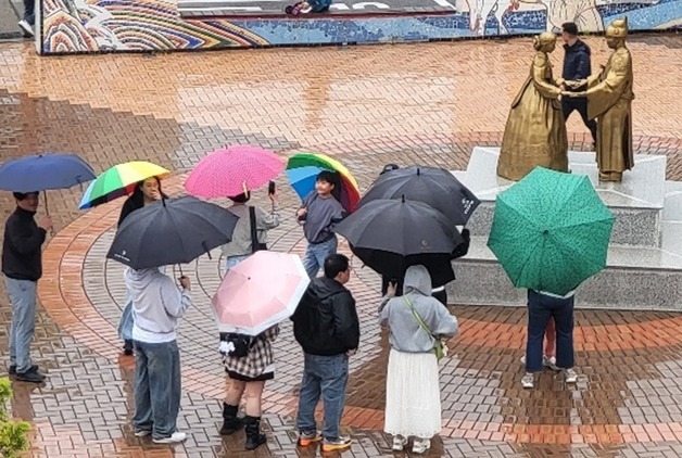 \"단종과 정순왕후의 사랑\"…비 내려도 청령포는 인기