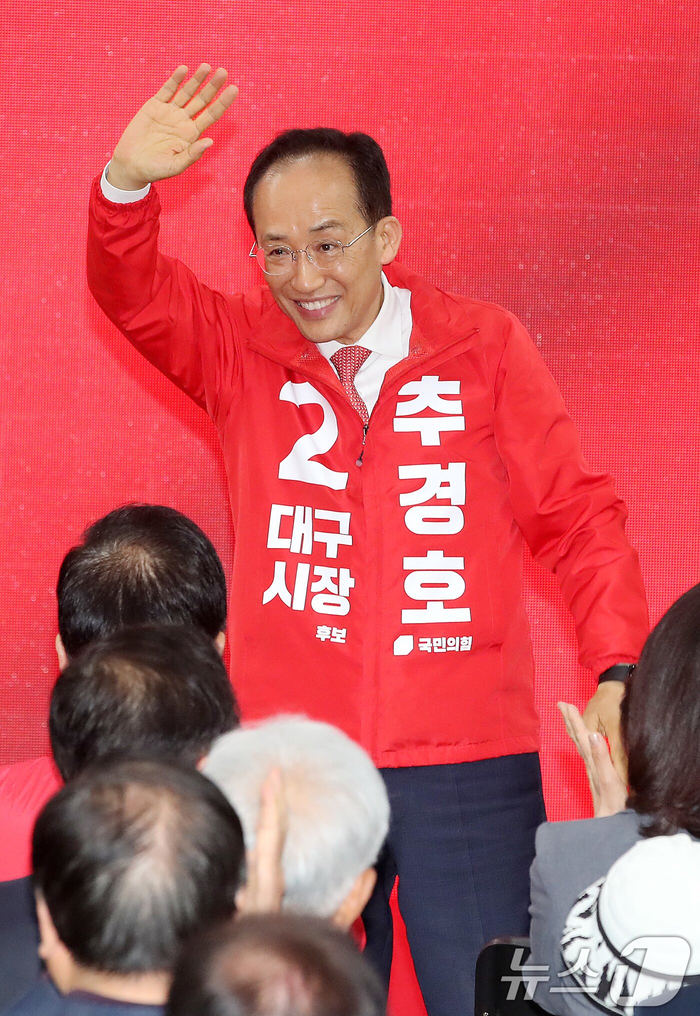 본문 이미지 - 추경호 국민의힘 대구시장 후보가 3일 오후 대구 수성구 선거사무소 개소식에서 인사하고 있다. 2026.5.3 ⓒ 뉴스1 공정식 기자