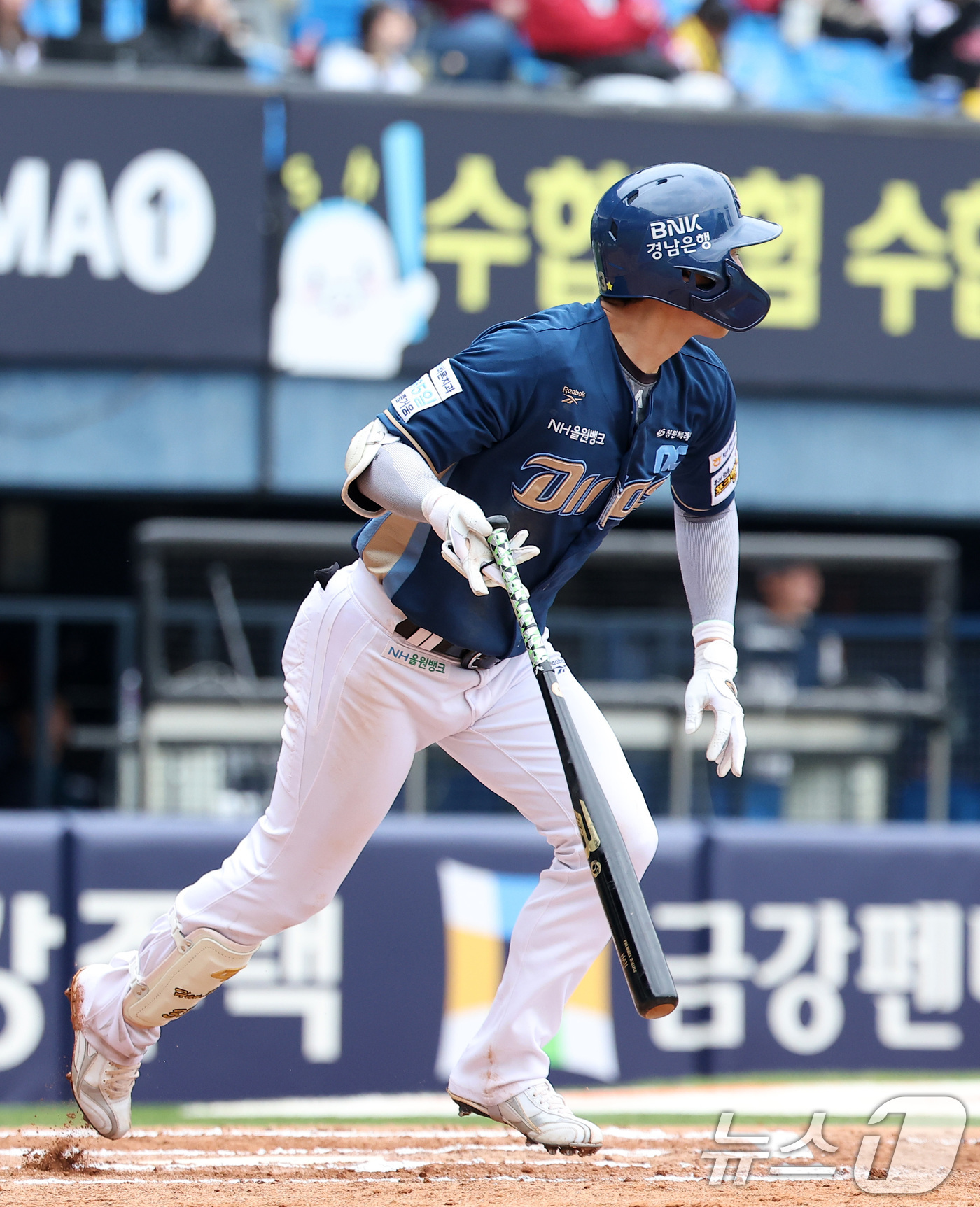 (서울=뉴스1) 김성진 기자 = 3일 서울 송파구 잠실야구장에서 열린 '2026 신한 SOL KBO리그' NC 다이노스와 LG 트윈스의 경기, NC 한석현이 6회초 무사 안타를 치 …