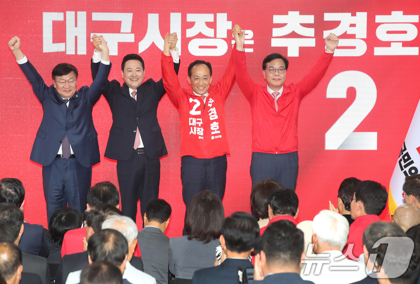 (대구=뉴스1) 공정식 기자 = 추경호 국민의힘 대구시장 후보(왼쪽 세번째)가 3일 오후 대구 수성구 선거사무소 개소식에서 장동혁 대표와 두 손을 높이 들어 보이고 있다. 왼쪽부터 …