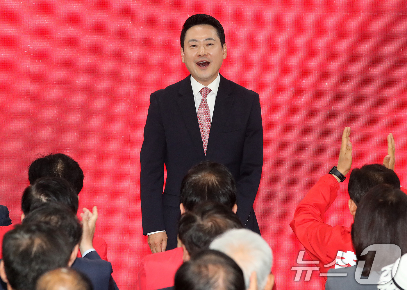 (대구=뉴스1) 공정식 기자 = 장동혁 국민의힘 대표가 3일 오후 추경호 대구시장 후보 선거사무소 개소식에서 인사하고 있다. 2026.5.3/뉴스1