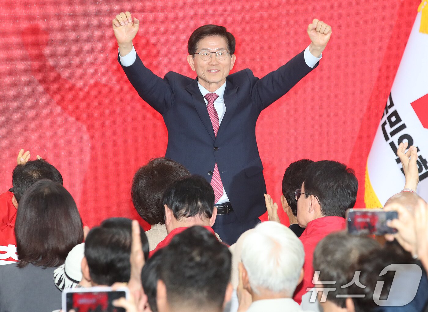 본문 이미지 - 김문수 전 고용노동부 장관이 3일 오후 대구시장 선거에 출마한 추경호 국민의힘 후보 선거사무소 개소식에서 인사하고 있다. 2026.5.3 ⓒ 뉴스1 공정식 기자