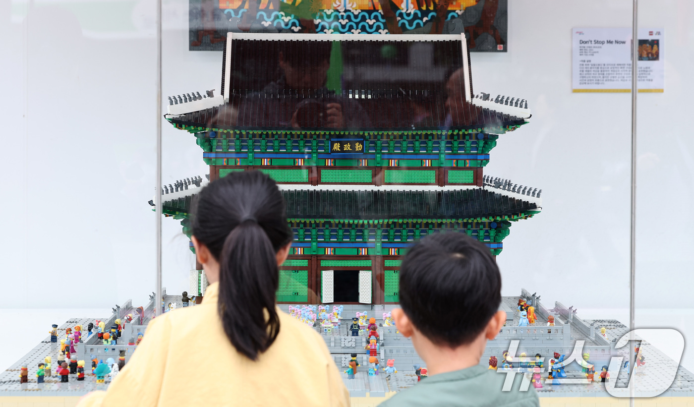 (서울=뉴스1) 최지환 기자 = 3일 서울 종로구 광화문광장에서 열린 '렛츠플레이 광화문광장'을 찾은 시민들이 레고 작품을 살펴보고 있다. 2026.5.3/뉴스1