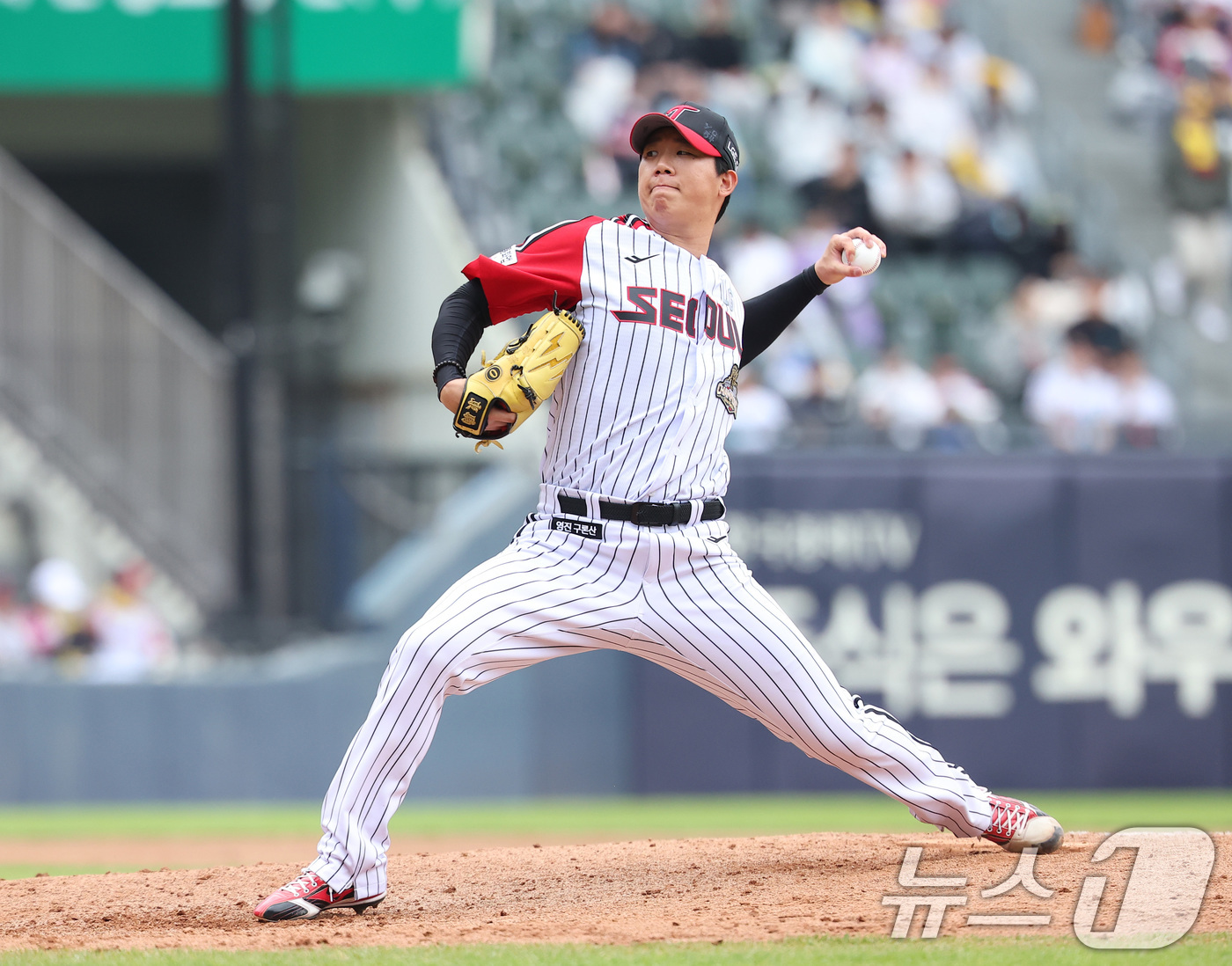 (서울=뉴스1) 김성진 기자 = 3일 서울 송파구 잠실야구장에서 열린 '2026 신한 SOL KBO리그' NC 다이노스와 LG 트윈스의 경기, LG 김유영이 7회초 마운드에 올라 …