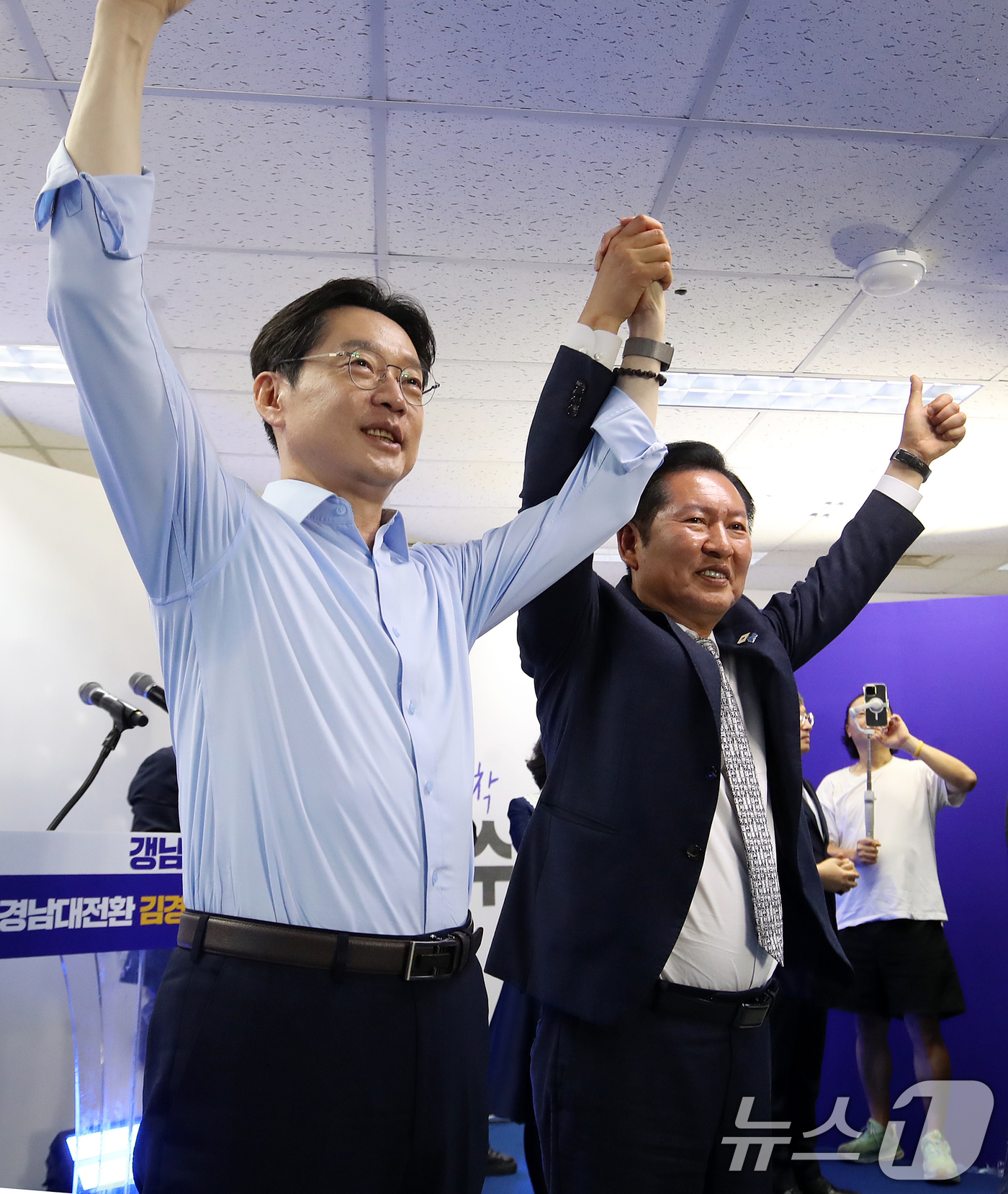 (창원=뉴스1) 윤일지 기자 = 정청래 더불어민주당 대표와 김경수 경남지사 후보가 3일 오후 경남 창원 성산구 김 후보의 선거사무소 개소식에서 손을 맞잡아 들어 올리고 있다. 20 …
