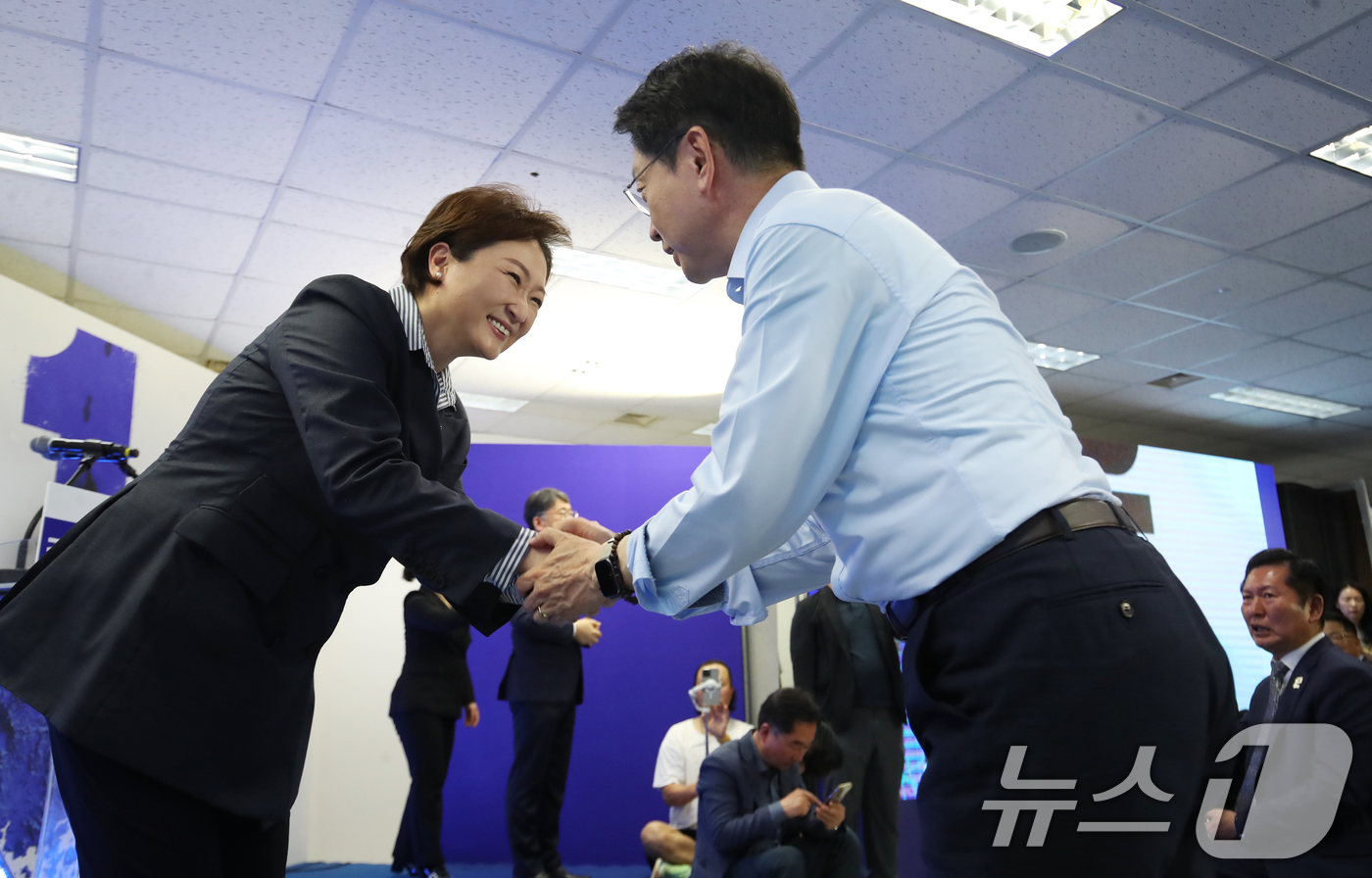 (창원=뉴스1) 윤일지 기자 = 이언주 더불어민주당 최고위원이 3일 오후 경남 창원 성산구 김경수 경남도지사 후보 선거사무소 개소식에 참석해 김 후보와 악수하고 있다. 2026.5 …