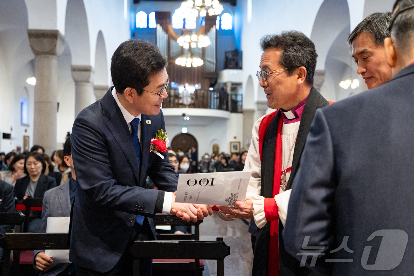 (서울=뉴스1) = 정원오 더불어민주당 서울시장 후보가 3일 서울 중구 정동 대한성공회 서울주교좌성당에서 열린 성당 축성 100주년 기념식에 참석하고 있다. (정원오 캠프 제공. …