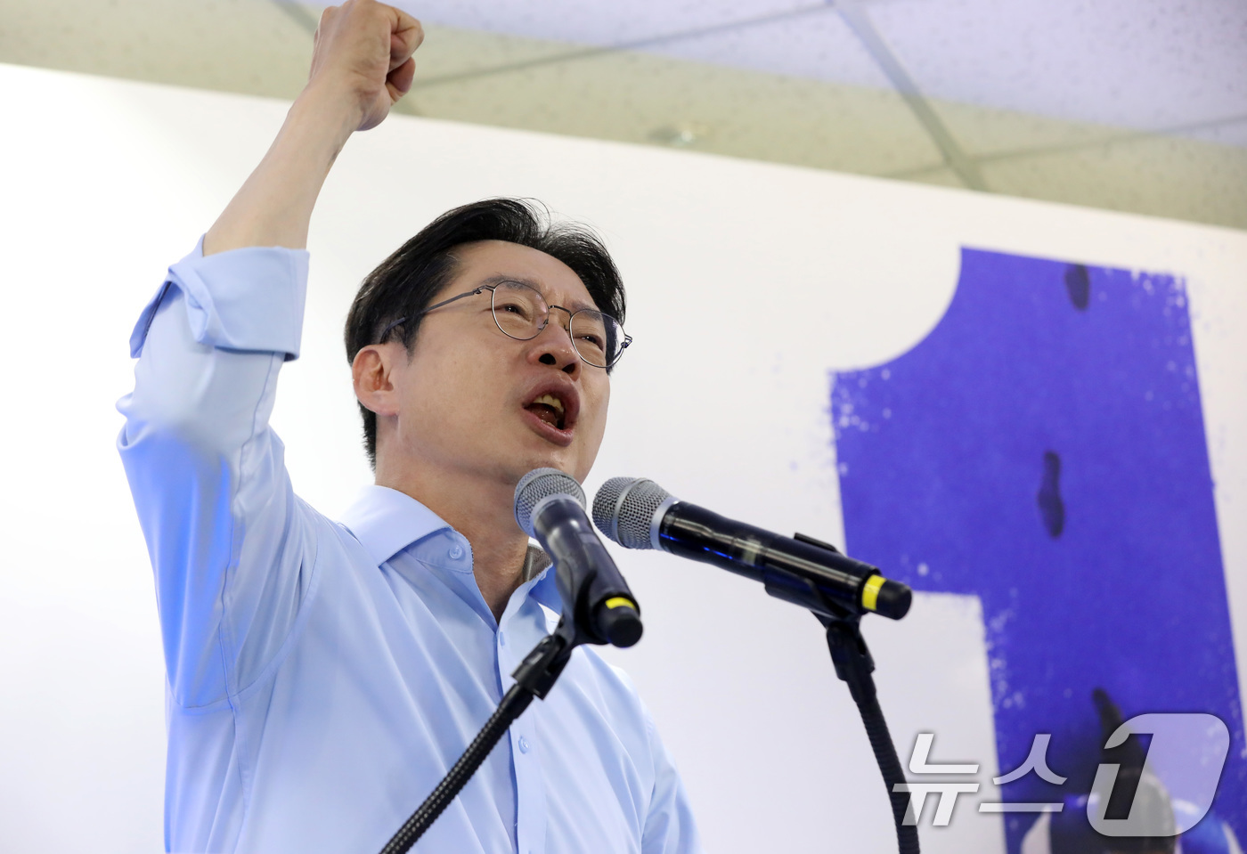 (창원=뉴스1) 윤일지 기자 = 김경수 더불어민주당 경남도지사 후보가 3일 오후 경남 창원 성산구 선거사무소 개소식에서 눈물을 흘리며 연설하고 있다. 2026.5.3/뉴스1