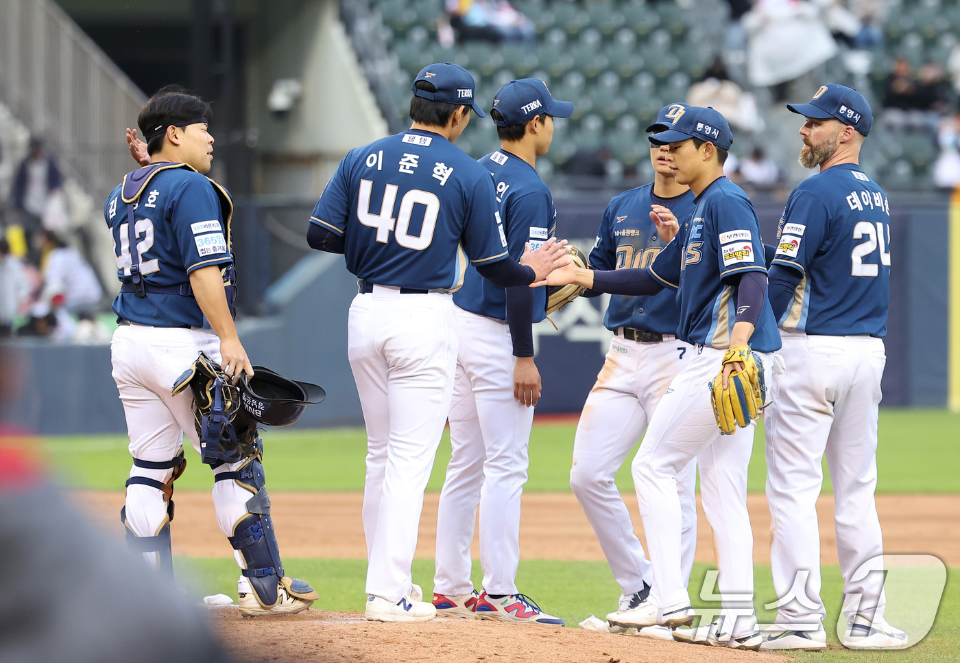(서울=뉴스1) 김성진 기자 = NC 선수들이 3일 서울 송파구 잠실야구장에서 열린 '2026 신한 SOL KBO리그' NC 다이노스와 LG 트윈스의 경기에서 10-3으로 승리한 …