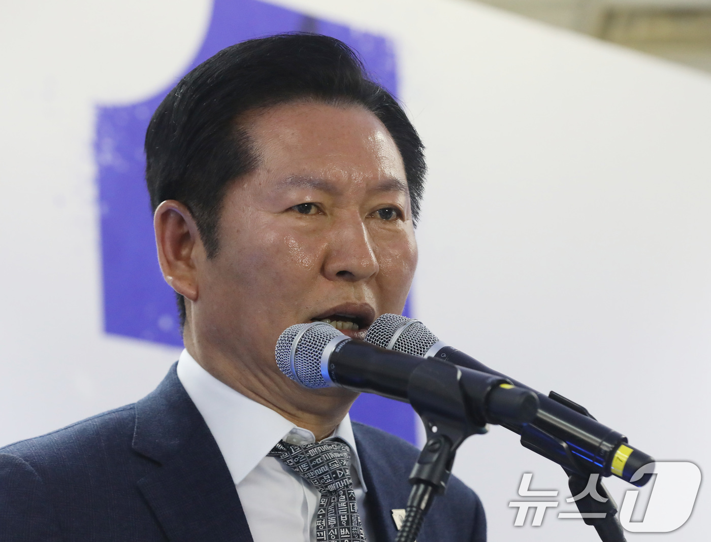 (창원=뉴스1) 윤일지 기자 = 정청래 더불어민주당 대표가 3일 오후 경남 창원 성산구 김경수 경남도지사 후보 선거사무소 개소식에서 축사를 하고 있다. 2026.5.3/뉴스1