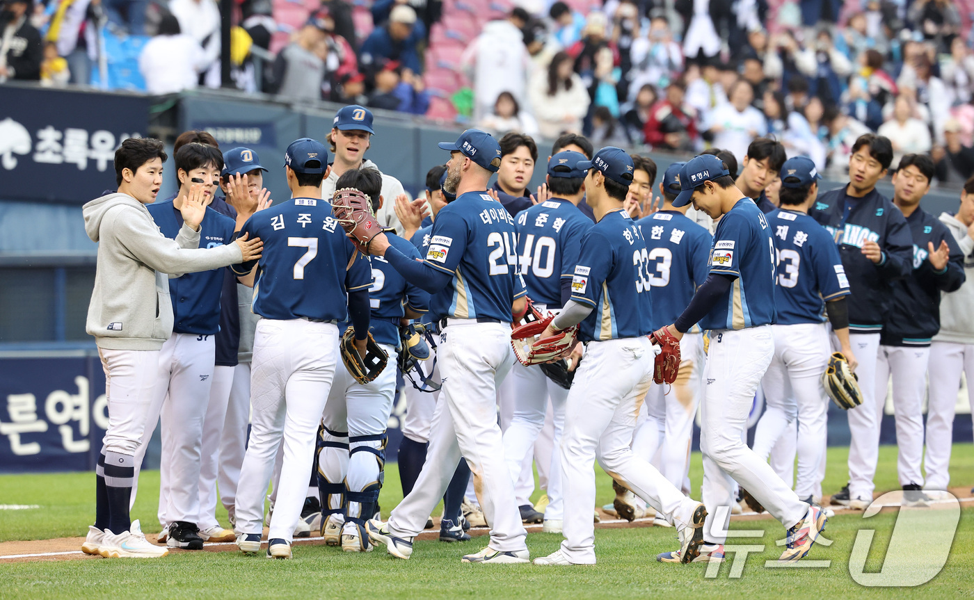 (서울=뉴스1) 김성진 기자 = NC 선수들이 3일 서울 송파구 잠실야구장에서 열린 '2026 신한 SOL KBO리그' NC 다이노스와 LG 트윈스의 경기에서 10-3으로 승리한 …