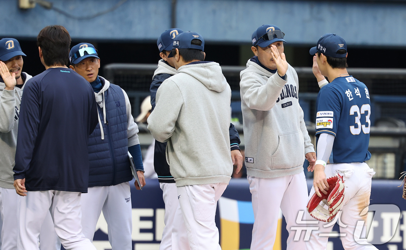 (서울=뉴스1) 김성진 기자 = NC 이호준 감독이 3일 서울 송파구 잠실야구장에서 열린 '2026 신한 SOL KBO리그' NC 다이노스와 LG 트윈스의 경기에서 10-3으로 승 …