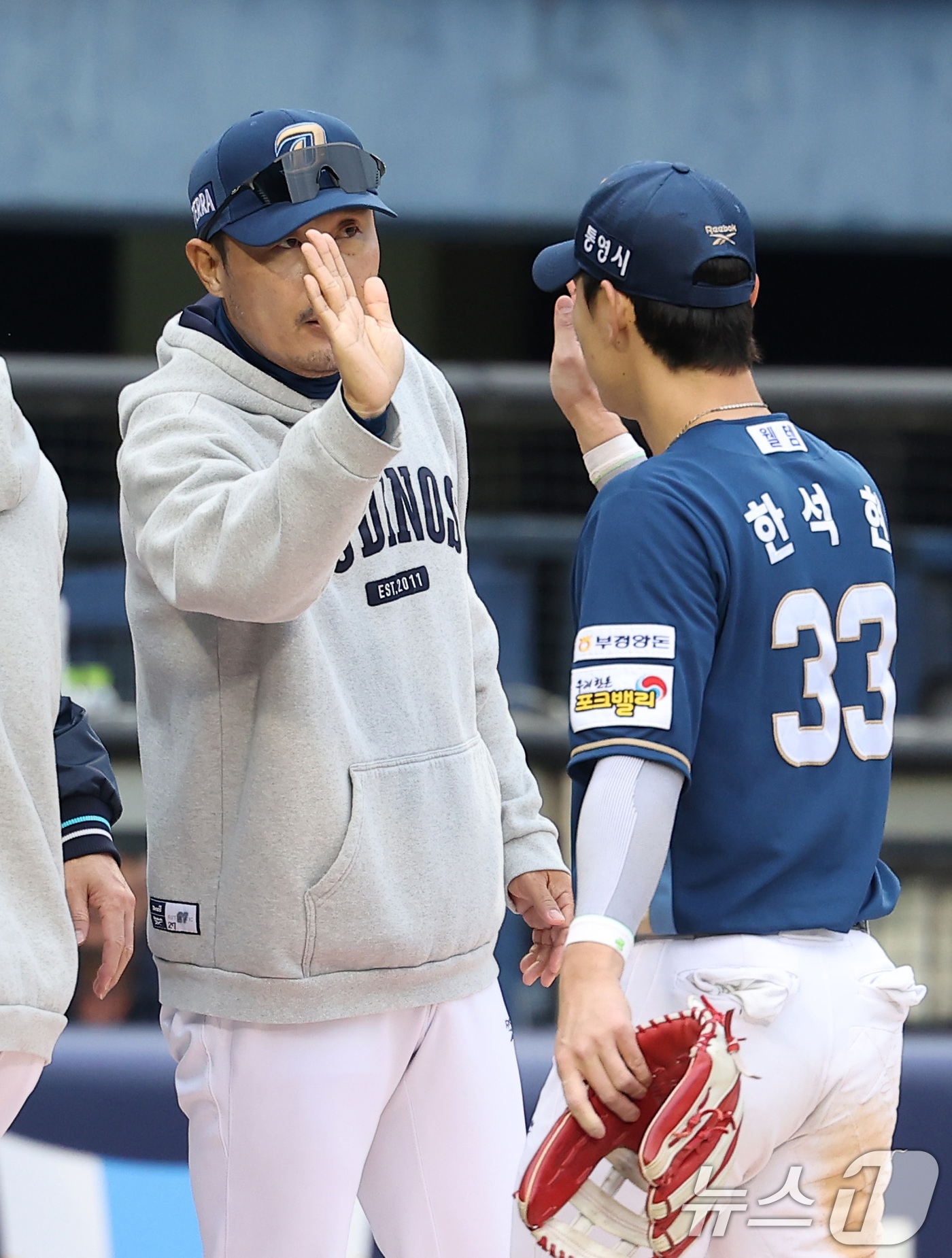 (서울=뉴스1) 김성진 기자 = NC 이호준 감독이 3일 서울 송파구 잠실야구장에서 열린 '2026 신한 SOL KBO리그' NC 다이노스와 LG 트윈스의 경기에서 10-3으로 승 …