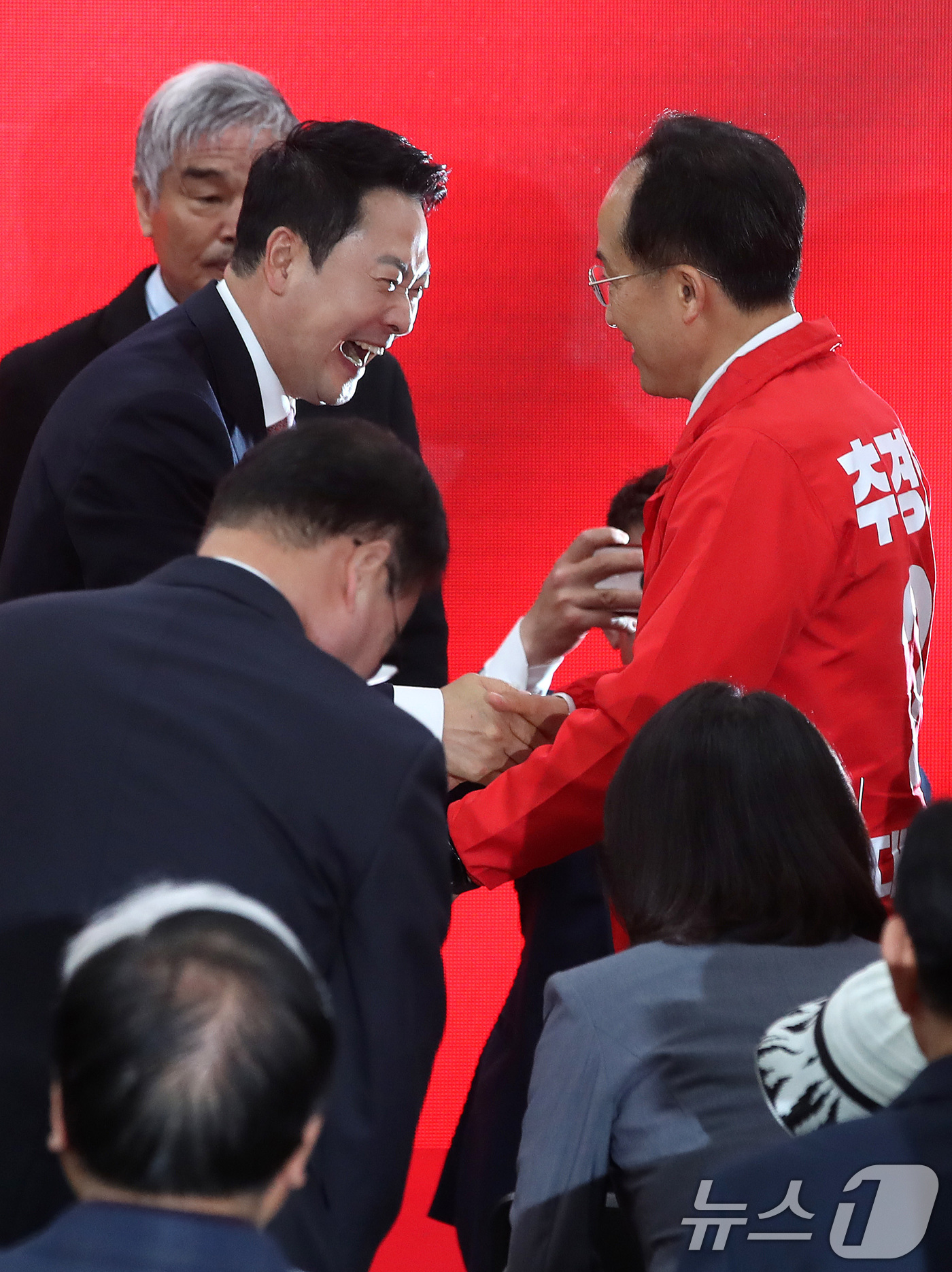 (대구=뉴스1) 공정식 기자 = 장동혁 국민의힘 대표(왼쪽)가 3일 오후 대구 수성구 범어동 추경호 대구시장 후보 선거사무소 개소식에서 만나 포옹하고 있다. 2026.5.3/뉴스1 …