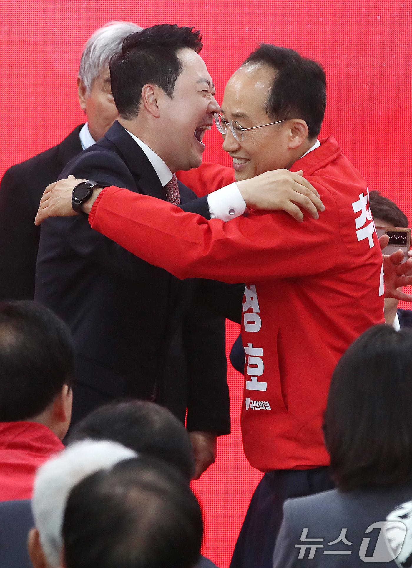 (대구=뉴스1) 공정식 기자 = 장동혁 국민의힘 대표(왼쪽)가 3일 오후 대구 수성구 범어동 추경호 대구시장 후보 선거사무소 개소식에서 만나 포옹하고 있다. 2026.5.3/뉴스1 …