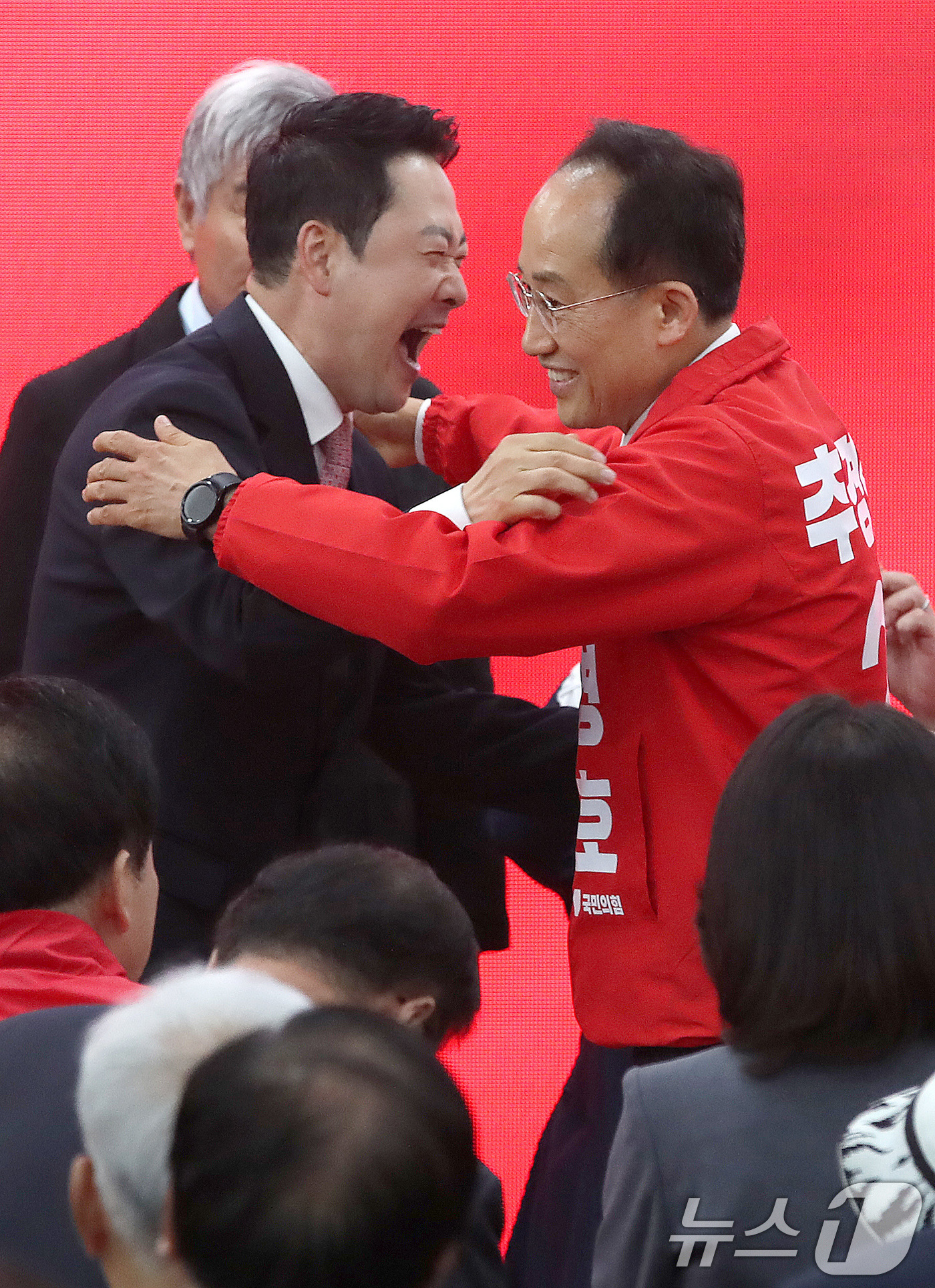 (대구=뉴스1) 공정식 기자 = 장동혁 국민의힘 대표(왼쪽)가 3일 오후 대구 수성구 범어동 추경호 대구시장 후보 선거사무소 개소식에서 만나 포옹하고 있다. 2026.5.3/뉴스1 …