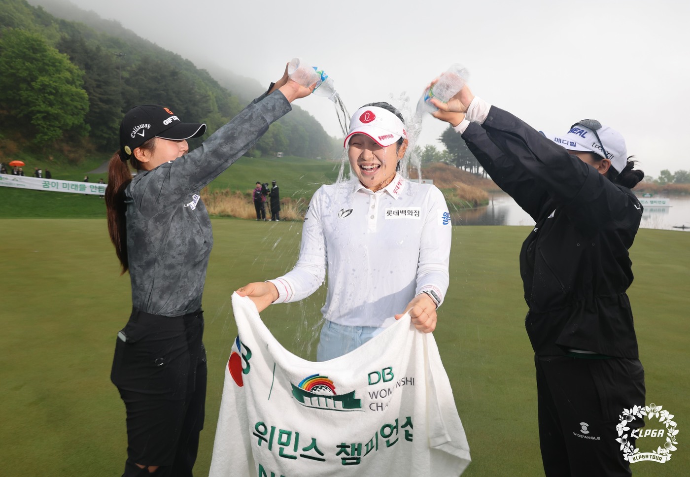 (서울=뉴스1) = 유현조가 3일 충북 음성군 레인보우힐스CC에서 열린 제1회 DB 위민스 챔피언십에서 우승을 차지한 뒤 물세례를 받고 있다. (KLPGA 제공. 재판매 및 DB금 …