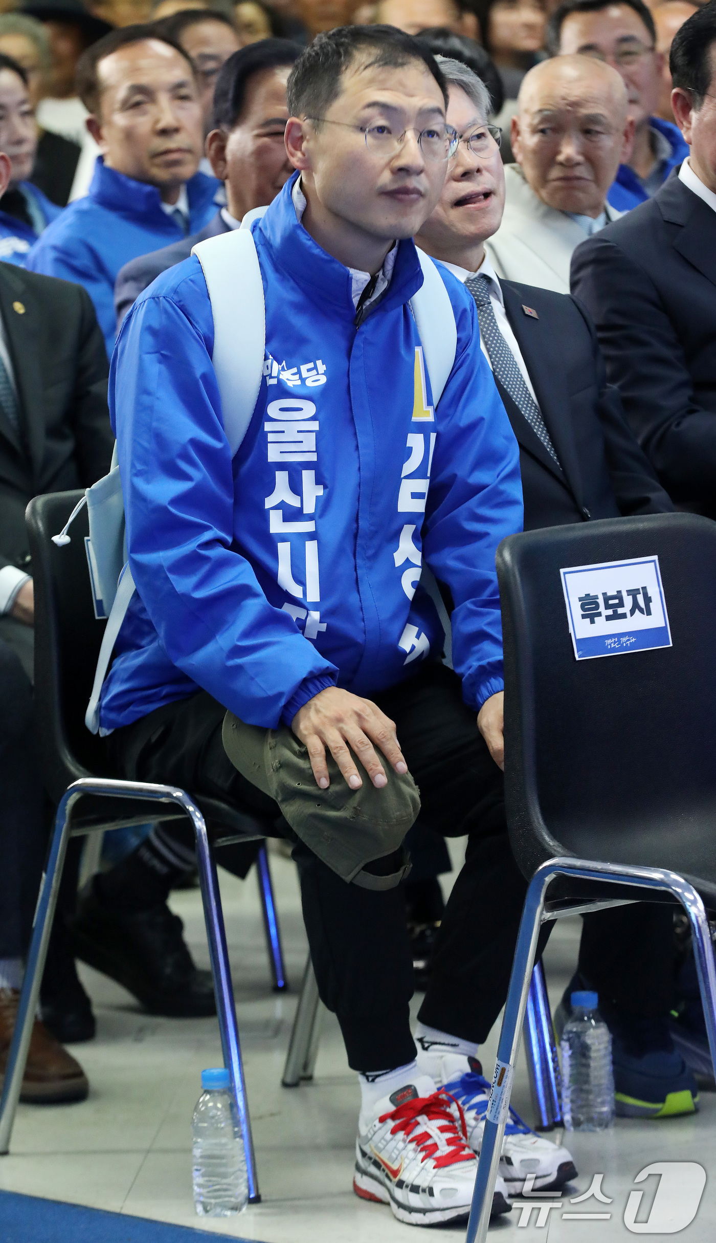 (창원=뉴스1) 윤일지 기자 = 김상욱 더불어민주당 울산시장 후보가 3일 오후 경남 창원 성산구 김경수 경남도지사 후보 선거사무소 개소식에 참석한 가운데 김 후보의 운동화 끈 색깔 …