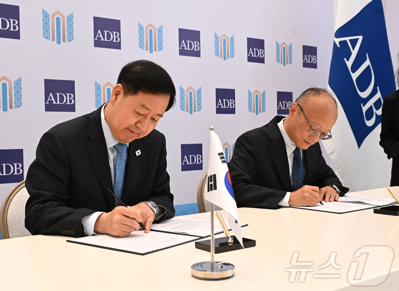 (서울=뉴스1) = ASEAN+3 재무장관회의 및 아시아개발은행(ADB) 연차총회 참석차 우즈베키스탄 사마라칸트를 방문 중인 구윤철 부총리 겸 재정경제부 장관이 3일(현지시간) 콘 …
