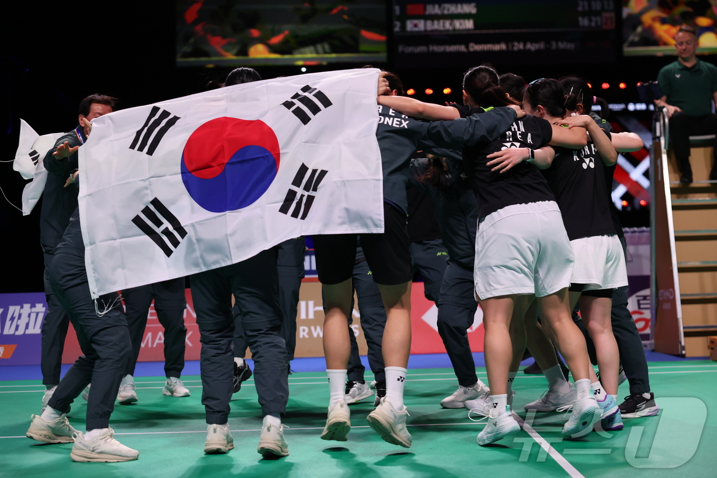 (신화=뉴스1) = 한국 여자 배드민턴 대표팀이 3일(한국시간) 덴마크 호르센스에서 열린 2026 세계여자단체선수권대회(우버컵) 결승전에서 매치 스코어 3대1로 중국에 승리한 뒤 …
