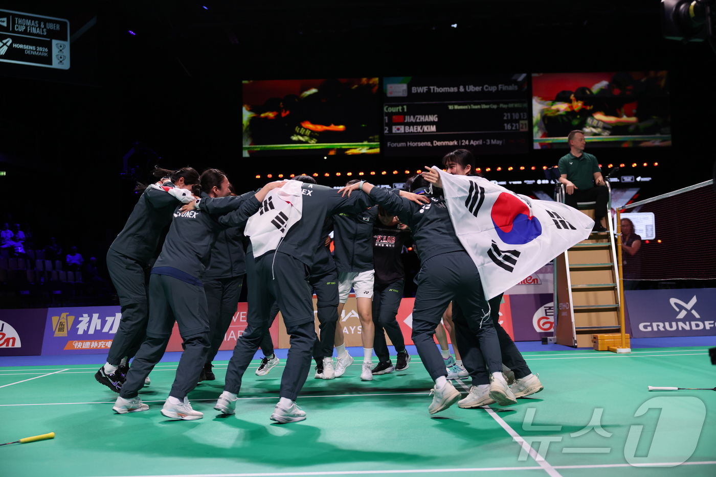(신화=뉴스1) = 한국 여자 배드민턴 대표팀이 3일(한국시간) 덴마크 호르센스에서 열린 2026 세계여자단체선수권대회(우버컵) 결승전에서 매치 스코어 3대1로 중국에 승리한 뒤 …