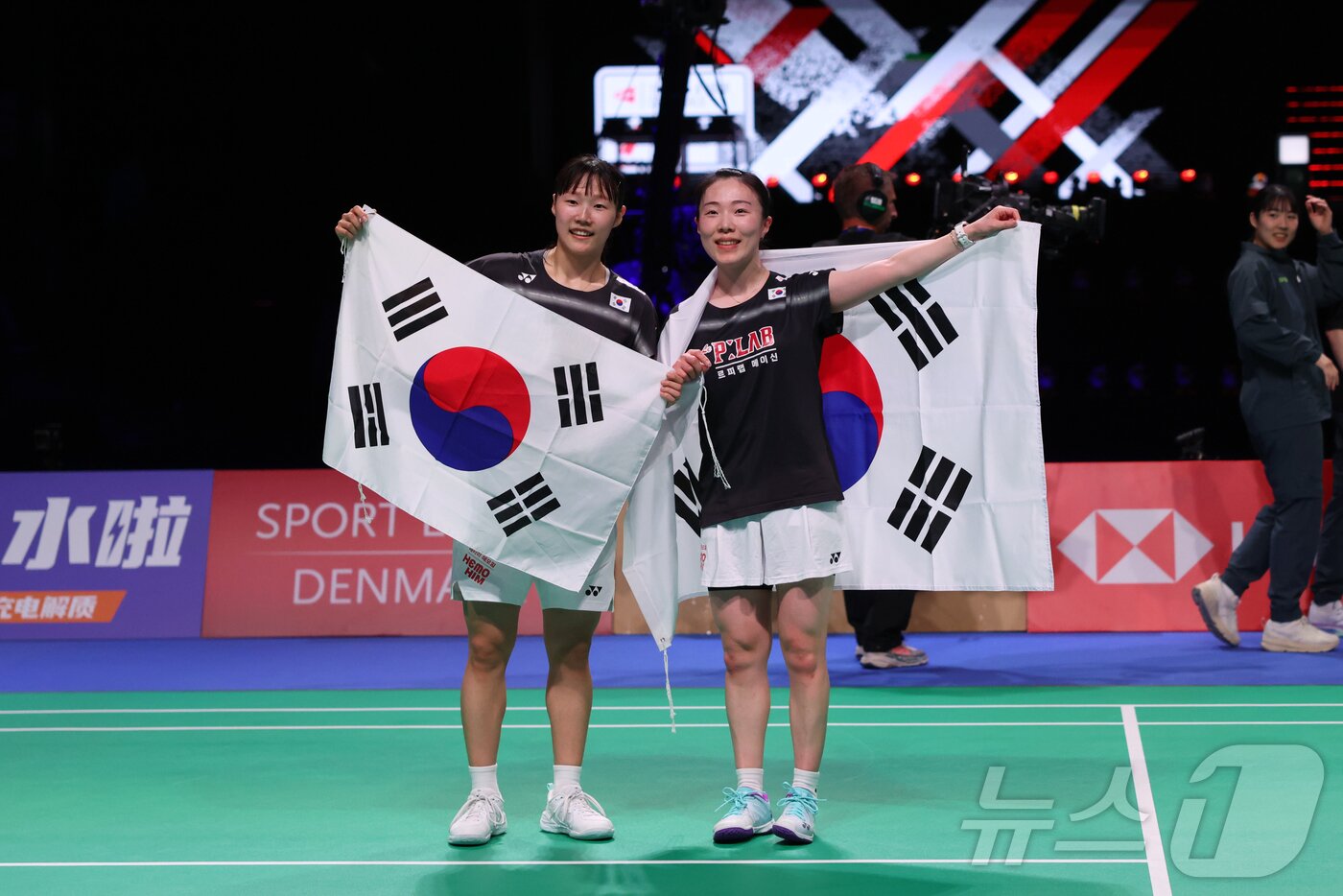 본문 이미지 - 한국 여자 배드민턴 대표팀의 김혜정과 백하나가 3일(한국시간) 덴마크 호르센스에서 열린 2026 세계여자단체선수권대회(우버컵) 결승전에서 매치 스코어 3대1로 중국에 승리한 뒤 기뻐하고 있다. ⓒ 신화=뉴스1