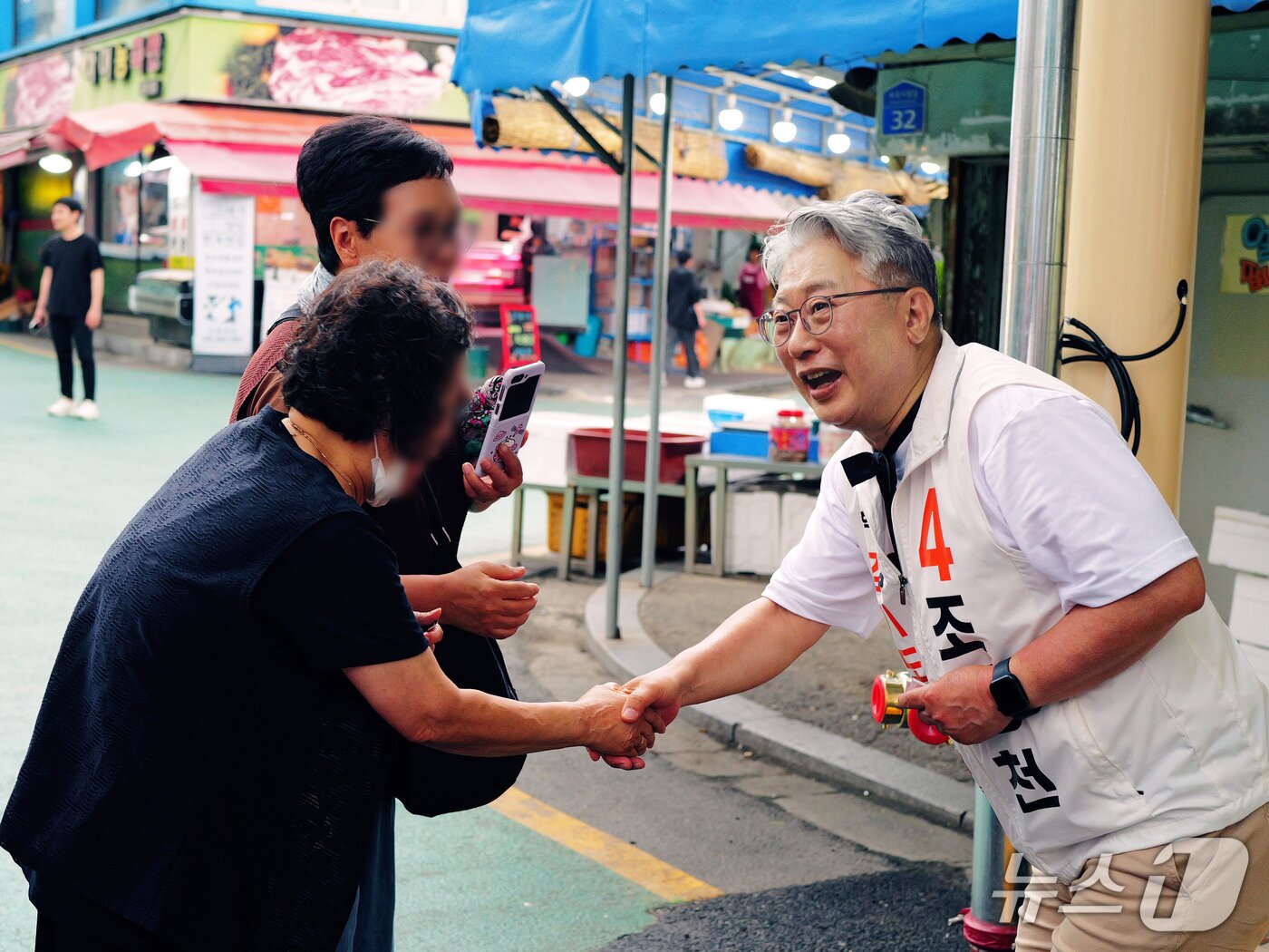 본문 이미지 - 조응천 개혁신당 경기도지사 후보의 의왕시 의왕도깨비시장 유세 모습.(조 후보 캠프 제공. 재판매 및 DB금지)