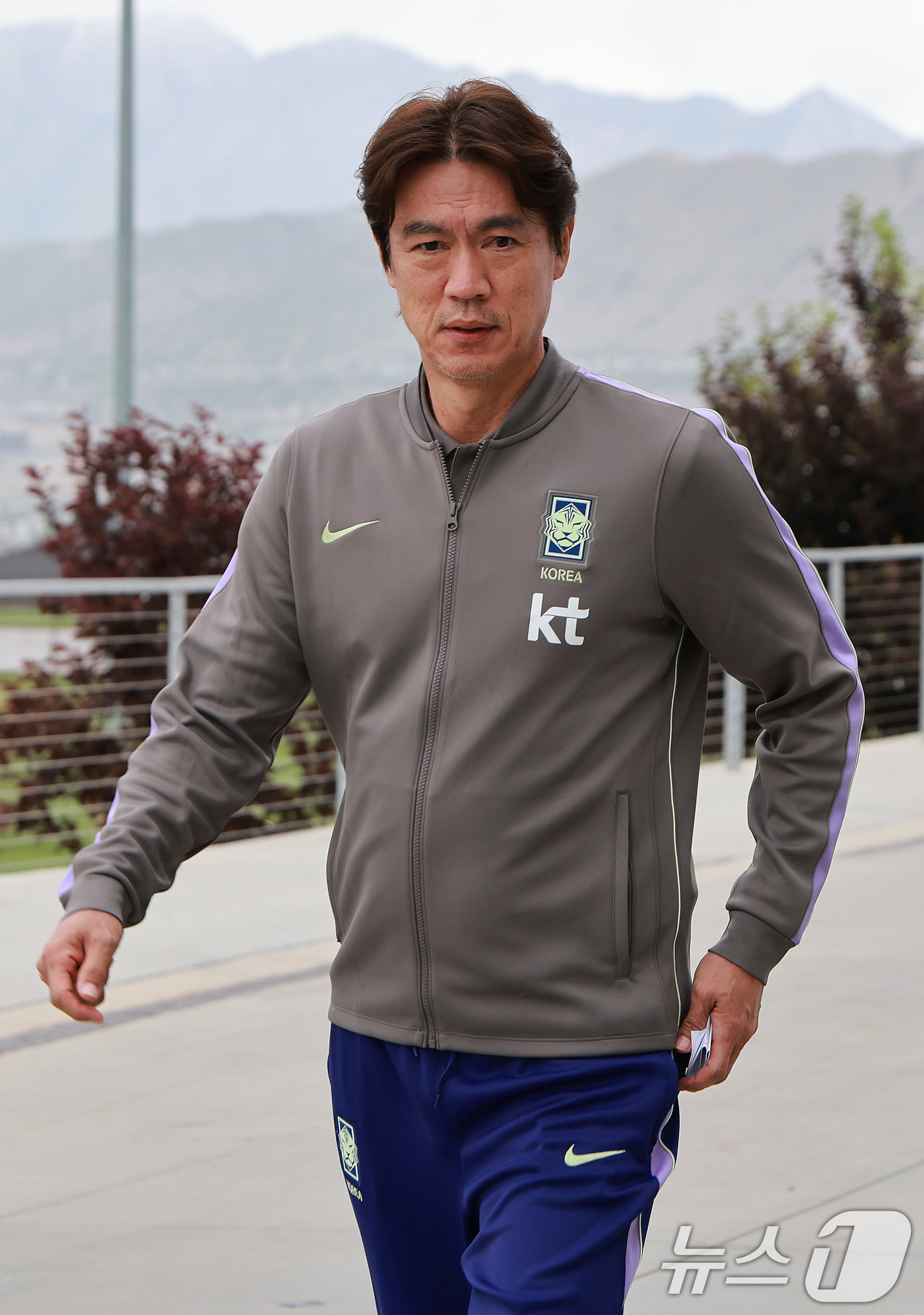 (솔트레이크시티(미국)=뉴스1) 임세영 기자 = 홍명보 대한민국 축구대표팀 감독이 29일(현지시간) 미국 유타주 헤리먼에 위치한 자이언스뱅크 트레이닝센터에서 인터뷰에 나서고 있다. …