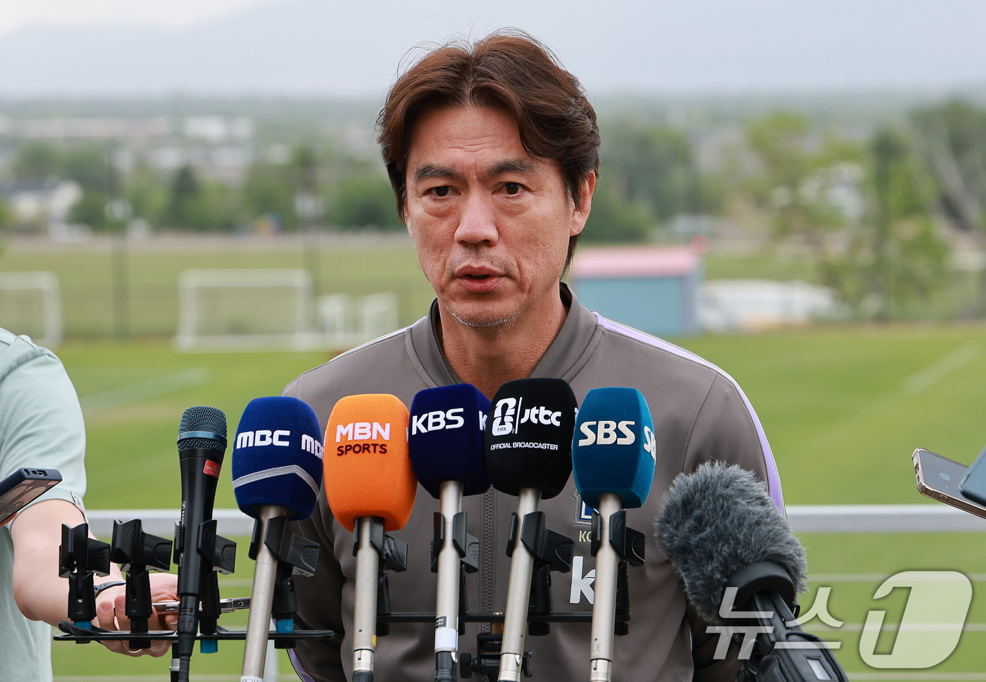 (솔트레이크시티(미국)=뉴스1) 임세영 기자 = 홍명보 대한민국 축구대표팀 감독이 29일(현지시간) 미국 유타주 헤리먼에 위치한 자이언스뱅크 트레이닝센터에서 인터뷰를 하고 있다. …