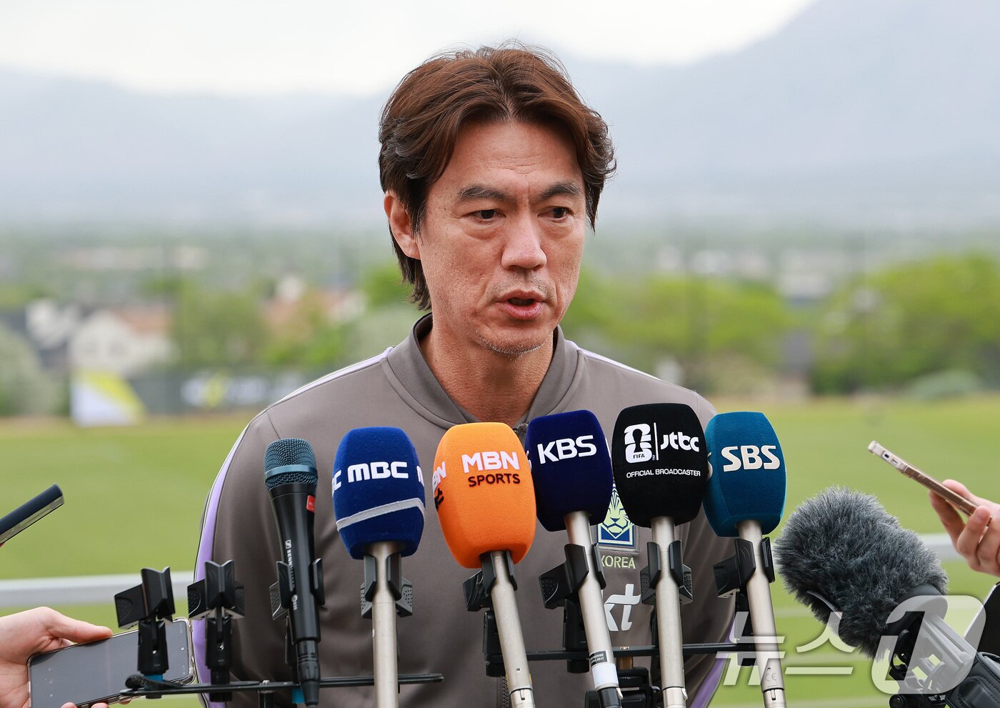 본문 이미지 - 홍명보 대한민국 축구대표팀 감독이 29일(현지시간) 미국 유타주 헤리먼에 위치한 자이언스뱅크 트레이닝센터에서 인터뷰를 하고 있다. 2026.5.30 ⓒ 뉴스1 임세영 기자
