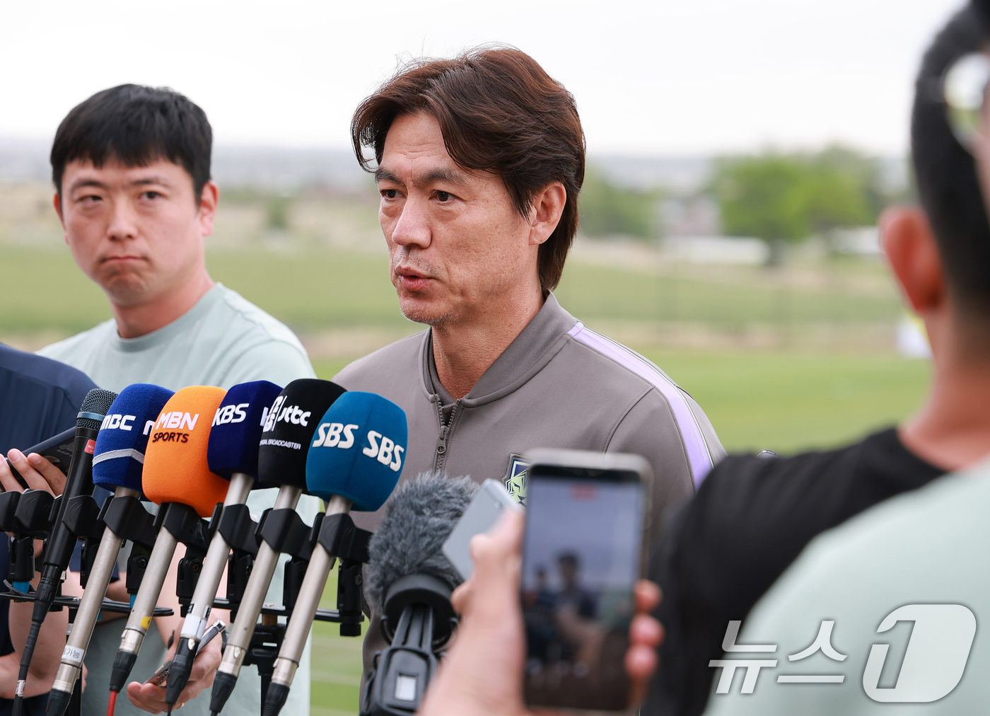 (솔트레이크시티(미국)=뉴스1) 임세영 기자 = 홍명보 대한민국 축구대표팀 감독이 29일(현지시간) 미국 유타주 헤리먼에 위치한 자이언스뱅크 트레이닝센터에서 인터뷰를 하고 있다. …