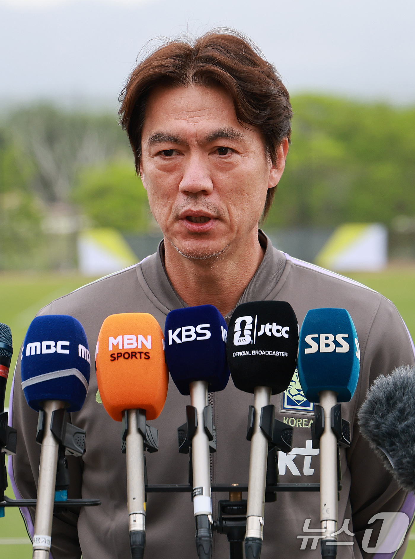 (솔트레이크시티(미국)=뉴스1) 임세영 기자 = 홍명보 대한민국 축구대표팀 감독이 29일(현지시간) 미국 유타주 헤리먼에 위치한 자이언스뱅크 트레이닝센터에서 인터뷰를 하고 있다. …