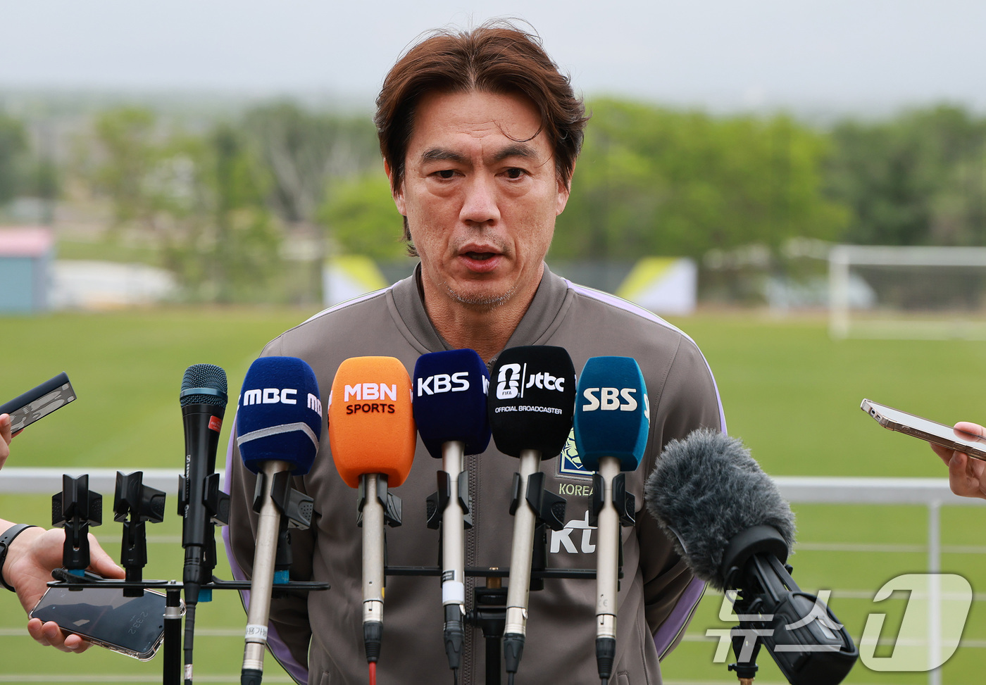 (솔트레이크시티(미국)=뉴스1) 임세영 기자 = 홍명보 대한민국 축구대표팀 감독이 29일(현지시간) 미국 유타주 헤리먼에 위치한 자이언스뱅크 트레이닝센터에서 인터뷰를 하고 있다. …
