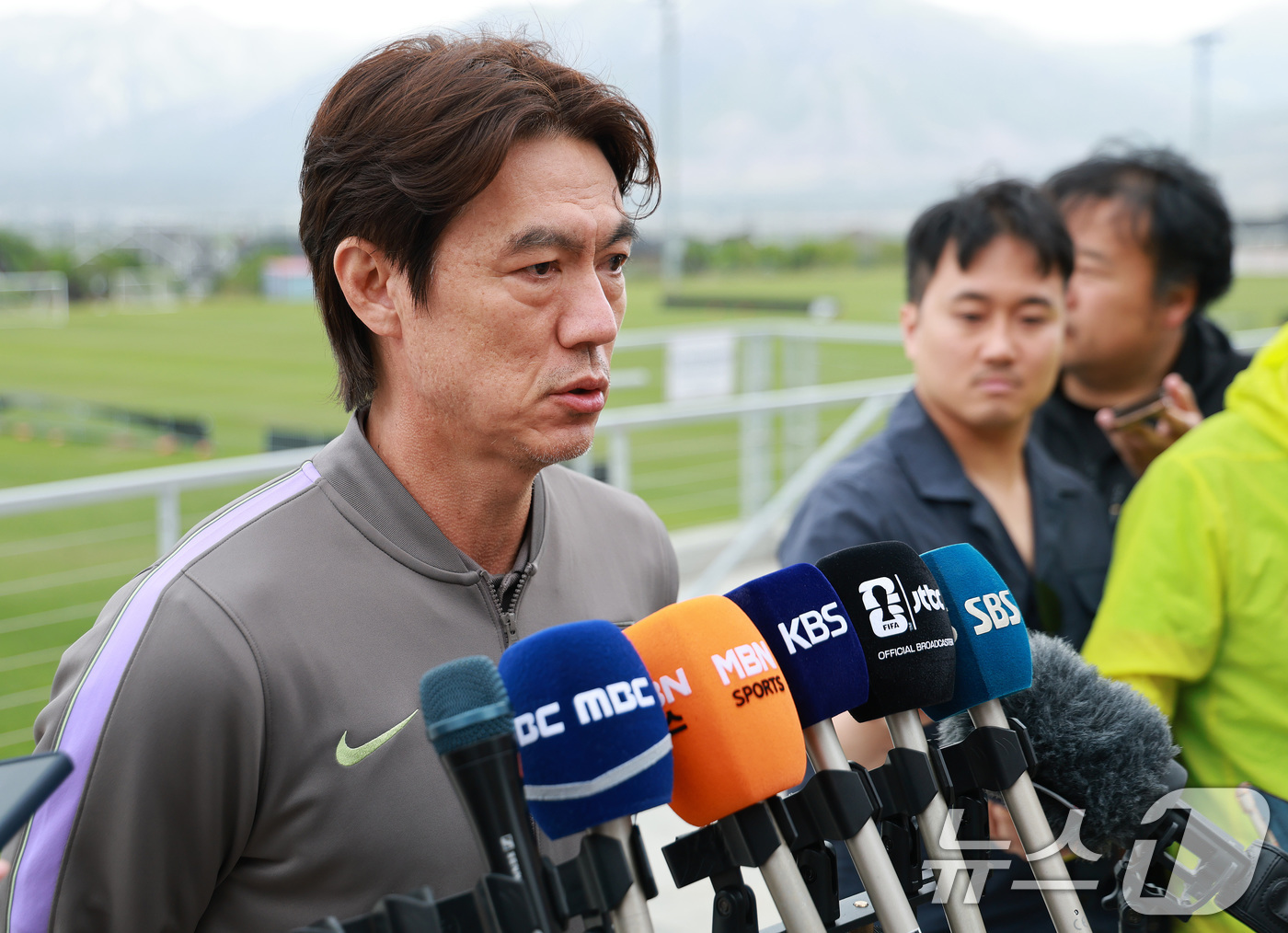 (솔트레이크시티(미국)=뉴스1) 임세영 기자 = 홍명보 대한민국 축구대표팀 감독이 29일(현지시간) 미국 유타주 헤리먼에 위치한 자이언스뱅크 트레이닝센터에서 인터뷰를 하고 있다. …