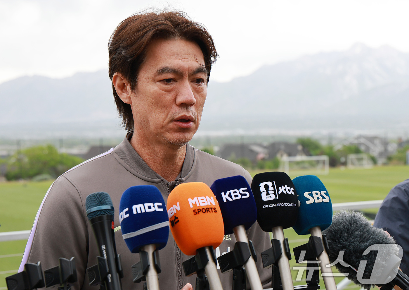 (솔트레이크시티(미국)=뉴스1) 임세영 기자 = 홍명보 대한민국 축구대표팀 감독이 29일(현지시간) 미국 유타주 헤리먼에 위치한 자이언스뱅크 트레이닝센터에서 인터뷰를 하고 있다. …