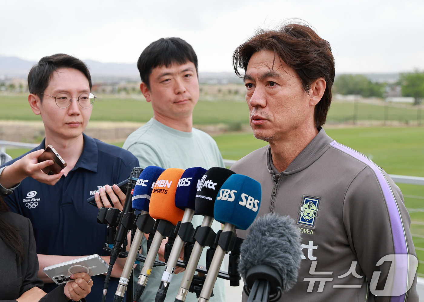 (솔트레이크시티(미국)=뉴스1) 임세영 기자 = 홍명보 대한민국 축구대표팀 감독이 29일(현지시간) 미국 유타주 헤리먼에 위치한 자이언스뱅크 트레이닝센터에서 인터뷰를 하고 있다. …