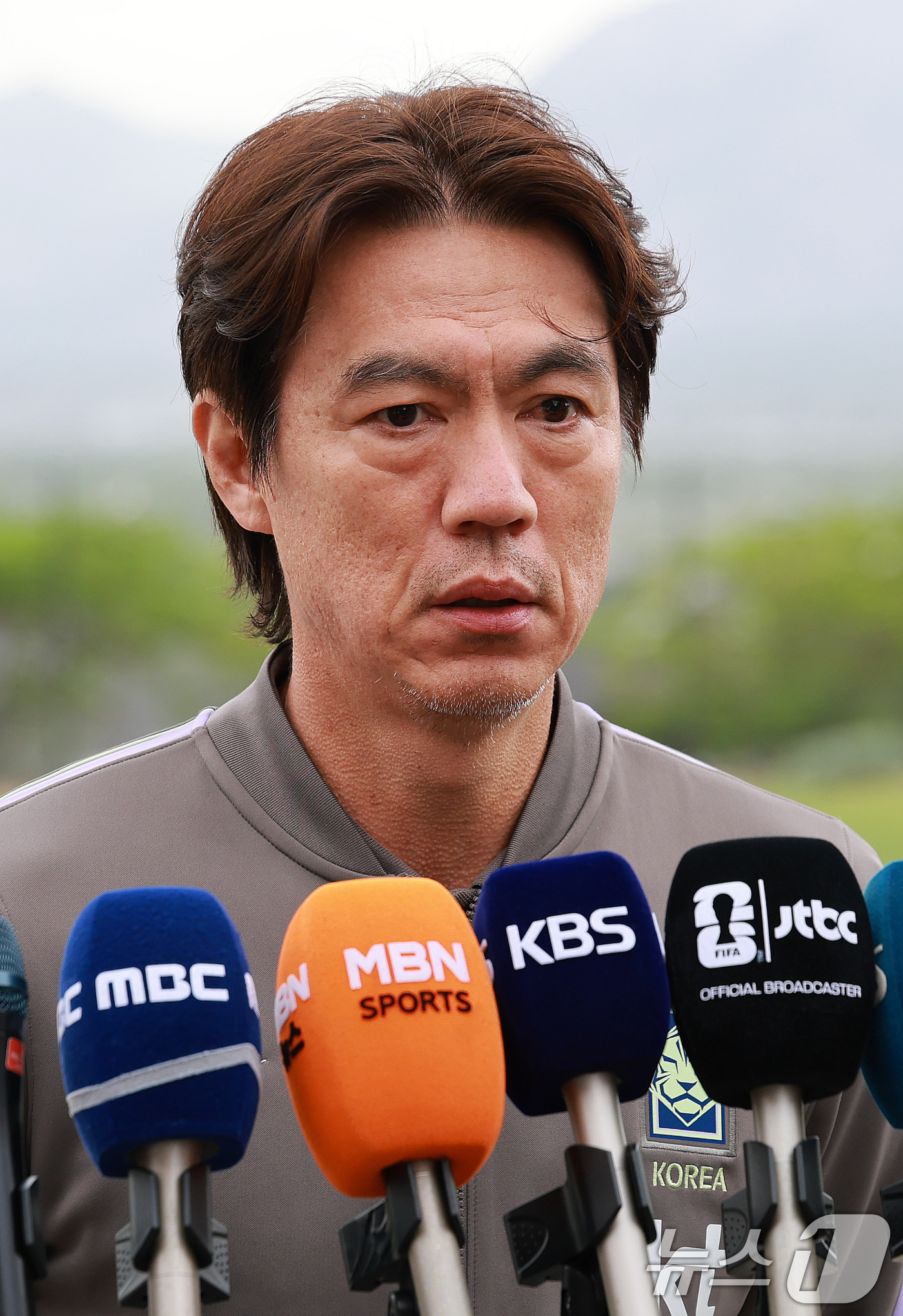 (솔트레이크시티(미국)=뉴스1) 임세영 기자 = 홍명보 대한민국 축구대표팀 감독이 29일(현지시간) 미국 유타주 헤리먼에 위치한 자이언스뱅크 트레이닝센터에서 인터뷰를 하고 있다. …