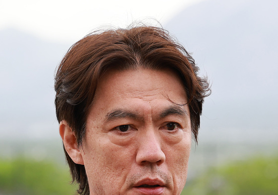 인터뷰하는 홍명보 감독