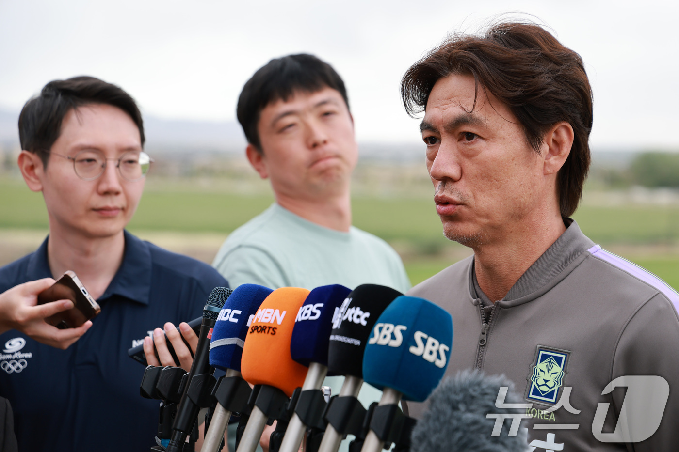 (솔트레이크시티(미국)=뉴스1) 임세영 기자 = 홍명보 대한민국 축구대표팀 감독이 29일(현지시간) 미국 유타주 헤리먼에 위치한 자이언스뱅크 트레이닝센터에서 인터뷰를 하고 있다. …