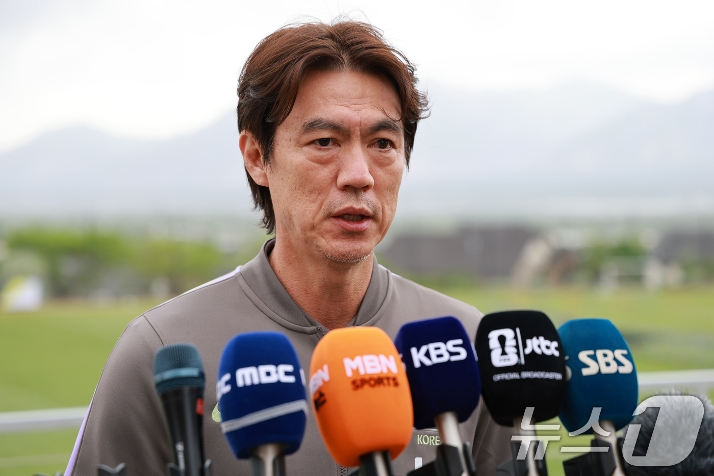 (솔트레이크시티(미국)=뉴스1) 임세영 기자 = 홍명보 대한민국 축구대표팀 감독이 29일(현지시간) 미국 유타주 헤리먼에 위치한 자이언스뱅크 트레이닝센터에서 인터뷰를 하고 있다. …