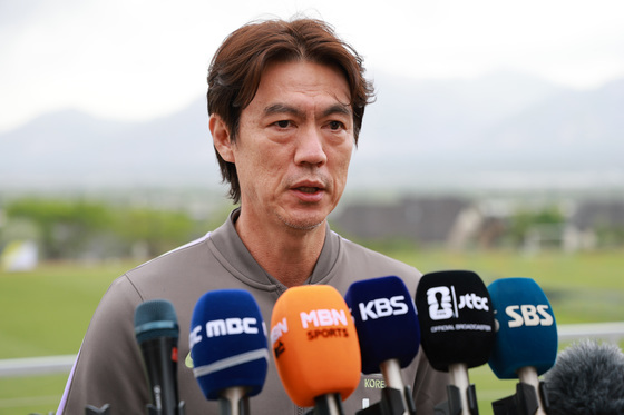 인터뷰하는 홍명보 감독