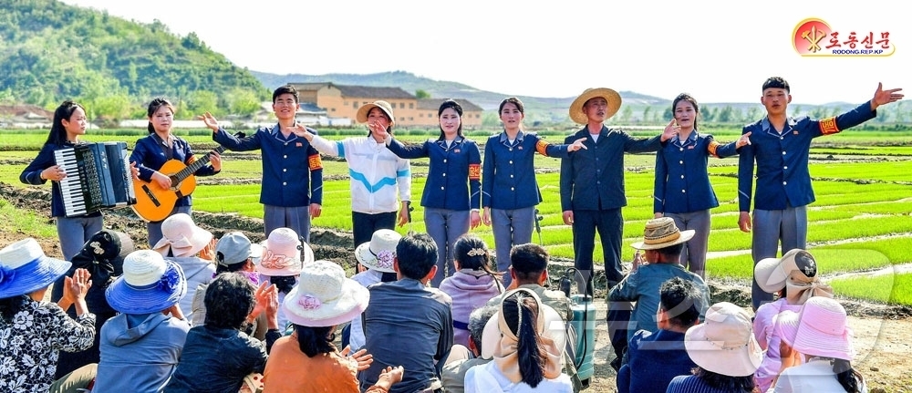 (평양 노동신문=뉴스1) = 북한 노동당 기관지 노동신문은 30일 "힘 있는 경제선동으로 대중의 열의를 배가 해주고 있는 은파군 기동예술 선동대원들"을 조명했다. [국내에서만 사용 …