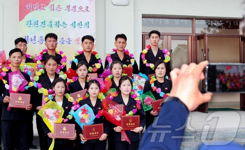 (평양 노동신문=뉴스1) = 북한 노동당 기관지 노동신문은 30일 "라선시의 청년들은 지방이 변하고 발전하는 새시대를 앞당기기 위한 거창한 창조대전에 용솟는 힘과 열정을 아낌없이 …