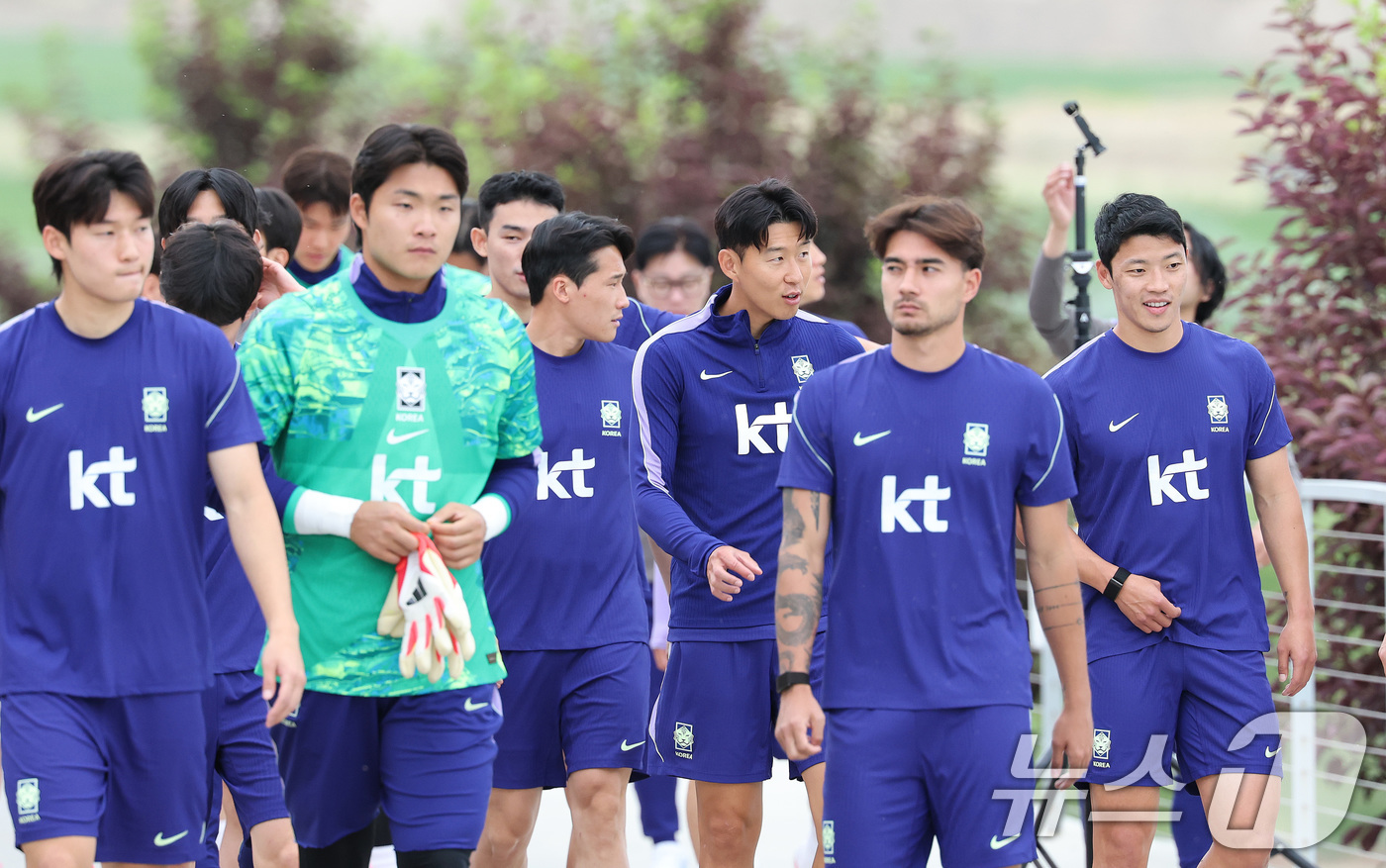 (솔트레이크시티(미국)=뉴스1) 임세영 기자 = 대한민국 축구대표팀 선수들이 29일(현지시간) 미국 유타주 헤리먼에 위치한 자이언스뱅크 트레이닝센터에서 훈련에 나서고 있다. 202 …