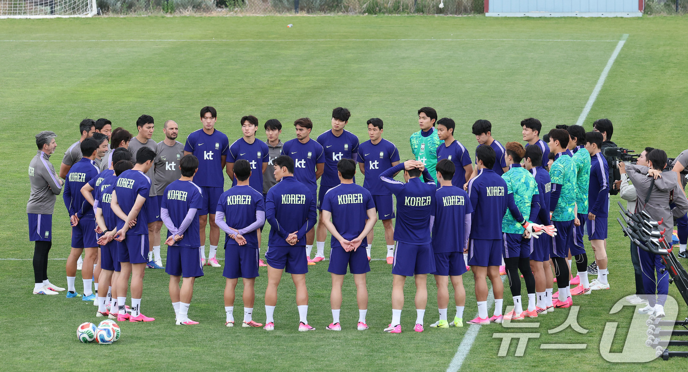 (솔트레이크시티(미국)=뉴스1) 임세영 기자 = 대한민국 축구대표팀 선수들이 29일(현지시간) 미국 유타주 헤리먼에 위치한 자이언스뱅크 트레이닝센터에서 훈련에 나서고 있다. 202 …