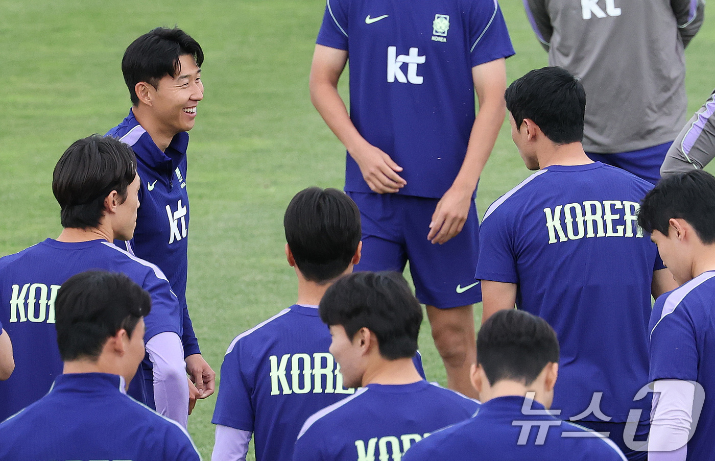 (솔트레이크시티(미국)=뉴스1) 임세영 기자 = 대한민국 축구대표팀 손흥민이 29일(현지시간) 미국 유타주 헤리먼에 위치한 자이언스뱅크 트레이닝센터에서 훈련에 앞서 환하게 웃고 있 …
