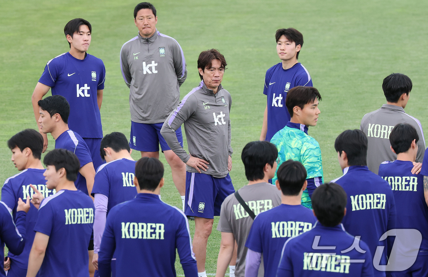(솔트레이크시티(미국)=뉴스1) 임세영 기자 = 홍명보 대한민국 축구대표팀 감독이 29일(현지시간) 미국 유타주 헤리먼에 위치한 자이언스뱅크 트레이닝센터에서 선수들 훈련에 앞서 지 …