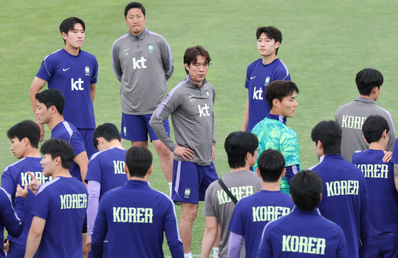 훈련 지시하는 홍명보 감독