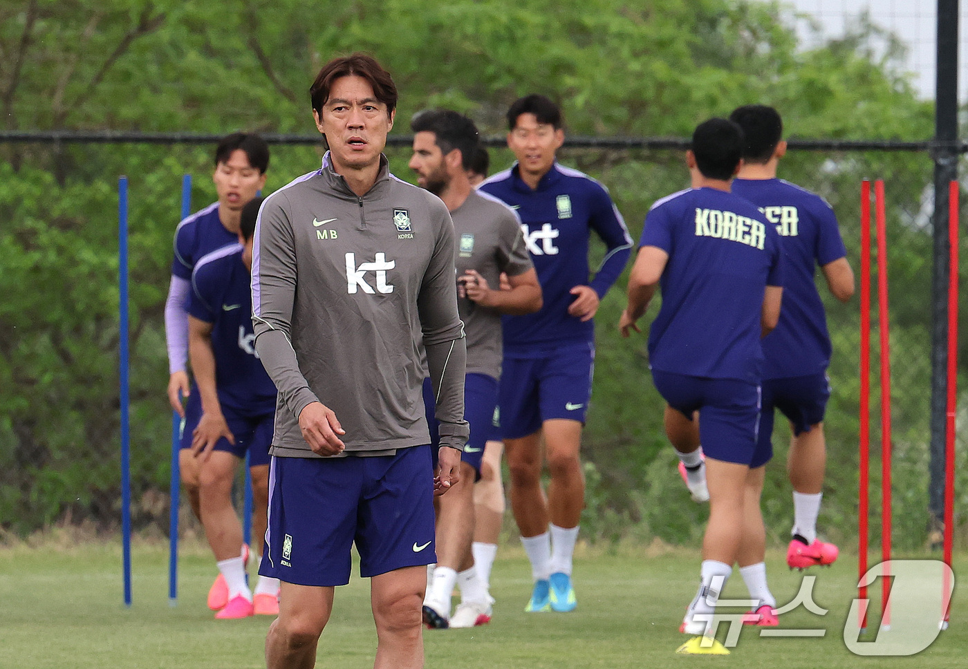 (솔트레이크시티(미국)=뉴스1) 임세영 기자 = 홍명보 대한민국 축구대표팀 감독이 29일(현지시간) 미국 유타주 헤리먼에 위치한 자이언스뱅크 트레이닝센터에서 선수들의 훈련을 지켜보 …
